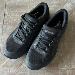 ASICS black tennis shoes